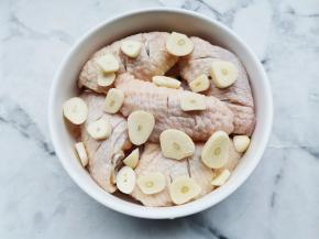 鸡翅两面划刀十蒜片，