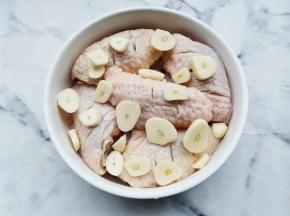 鸡翅两面划刀十蒜片，