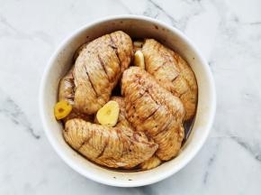 抓匀腌制两小时入味。