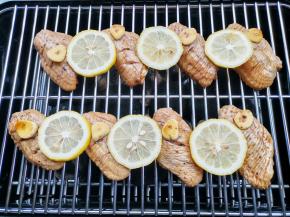 腌制好的鸡翅放在烤炉上，铺上柠檬片。期间翻面2次烤至熟透，取出前再撒上点黑胡椒就可以了吃啦～