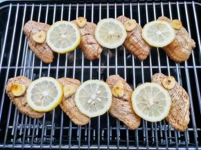 腌制好的鸡翅放在烤炉上，铺上柠檬片。期间翻面2次烤至熟透，取出前再撒上点黑胡椒就可以了吃啦～