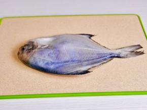 鲳鱼清洗干净，鱼身划几刀，便于入味儿。