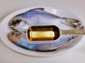 鲳鱼装盘加入料酒。