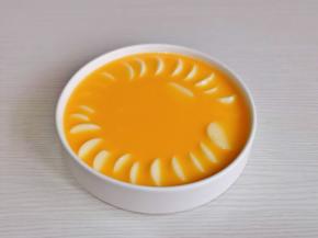 蛋液过细筛到豆腐盘中。