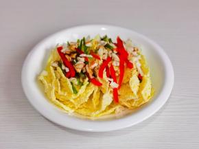 娃娃菜洗净装盘，放上蒜末，彩椒气，盐，生抽。