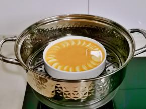 豆腐蒸蛋放最下面一层蒸屉（盘子必须盖上盖子）不要会影响蛋羹的嫩滑口感。