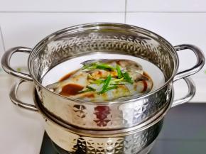 鲳鱼放在第二层蒸格。