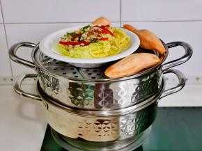 娃娃菜与红薯放在第三层蒸格。