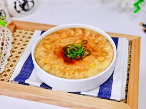 豆腐蒸蛋淋上生抽，香油，葱丝。