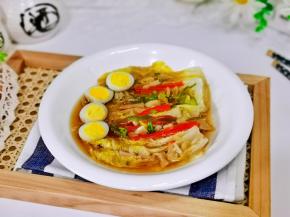 娃娃菜放上两个鹌鹑蛋。