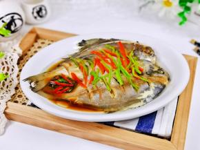 这样彩椒蒸鲳鱼就做好啦！