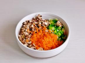 加入香菇碎，胡萝卜碎。
