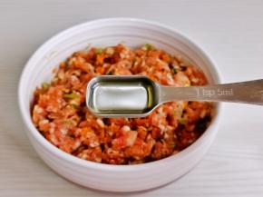 淋上一勺食用油，搅拌均匀，腌制十分钟。