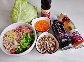 准备食材，胡萝卜香菇洗净切碎。