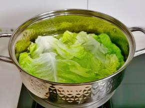 卷心菜焯水，烫软捞出即可。