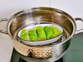 锅中加入水，放入蒸屉，摆上翡翠白玉卷盘。