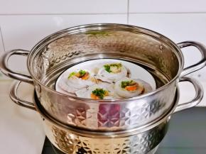 还蒸了几个扇贝。