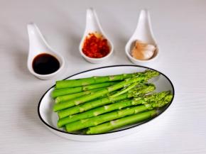 准备食材，芦笋洗净。