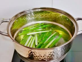 锅中加水烧开，加盐滴油下芦笋焯水30秒捞出。