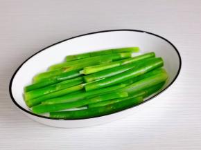 将芦笋根部摆在底盘底。