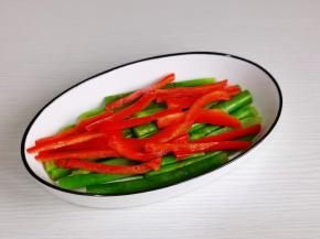 放上红椒丝。
