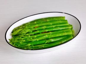 最后把芦笋尖部摆放在上面。