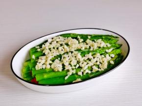 撒上切好的蒜末。