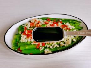 淋上一勺生抽。