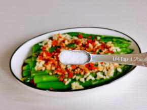 按个人口味撒上盐。