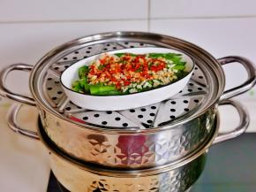 蒸锅中加水烧开，放上蒸格。