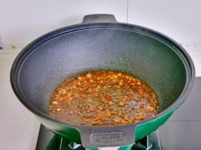 起油锅加入蒜末，辣椒碎煸炒，倒入蒸白玉卷的汤汁，烧至浓稠即可。