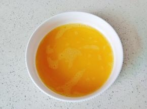 用打蛋器搅拌均匀。