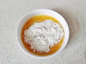 筛入低筋面粉。