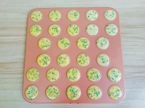 面糊装入裱花袋，挤到烤盘上【挤的时候尽量薄一点】