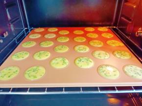 把烤盘放到烤箱中层。