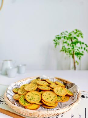 脆脆的香葱薄脆小饼干，一个个嘎嘣脆！