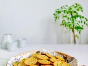 脆脆的香葱薄脆小饼干，一个个嘎嘣脆！