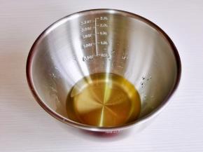 玉米油加热至75度倒入盆中。