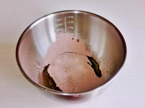 筛入低筋面粉与可可粉混合均匀。