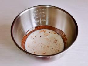 加入纯牛奶混合均匀。