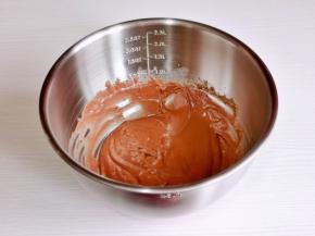 牛奶与面糊一定要完全融合。