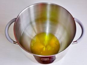 蛋白倒入厨师机桶中加入盐，滴柠檬汁。