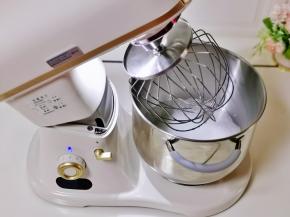 启动厨师机6档打至粗泡，加入一半的细砂糖。