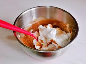 取一半的蛋白霜加蛋黄糊中翻拌均匀。