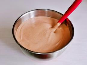 再加入剩下的一半蛋白霜翻拌均匀。（切记翻拌的手法）