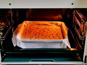 模具入预热好的热水烤盘上，上下145度烤60分钟。（古早蛋糕模具下面的烤盘里水位不能低于2厘米，装水的烤盘一定提前预热）