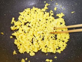 鸡蛋打散，炒锅内倒适量的食用油烧热，倒入蛋液用筷子快速划炒定型，晾凉备用。