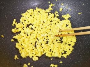 鸡蛋打散，炒锅内倒适量的食用油烧热，倒入蛋液用筷子快速划炒定型，晾凉备用。