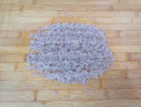 干粉条提前泡软切碎。