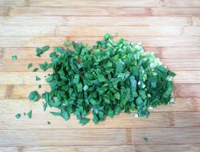 韭菜摘好洗干净控一下水分切碎。